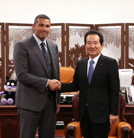 정세균 국회의장은 8일 국회의장 집무실에서 칼둔 행정청장과 비공개 면담을 했다./국회 제공